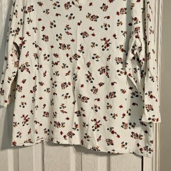 White 2X Top with Red Flowers - Picture 2 of 2